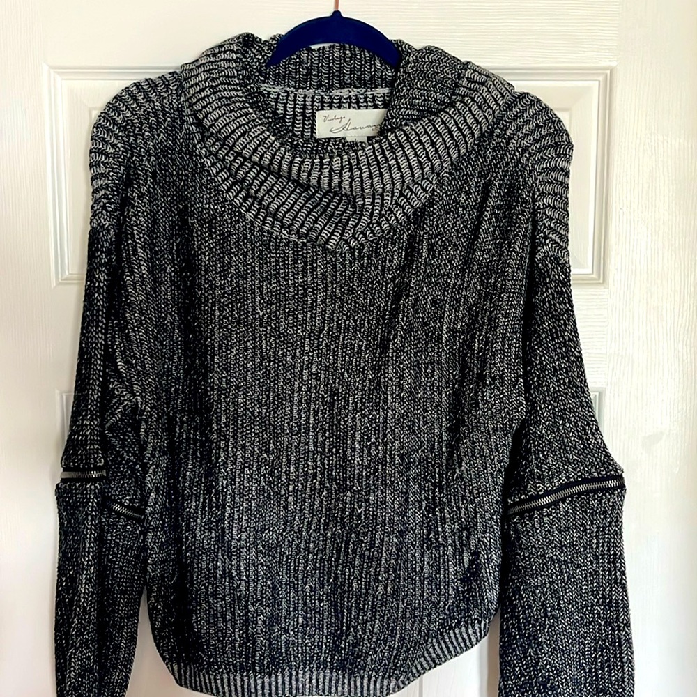 Knitted gray black white sweater, scoop neck sleeve zippers that open 🍁🍂😊